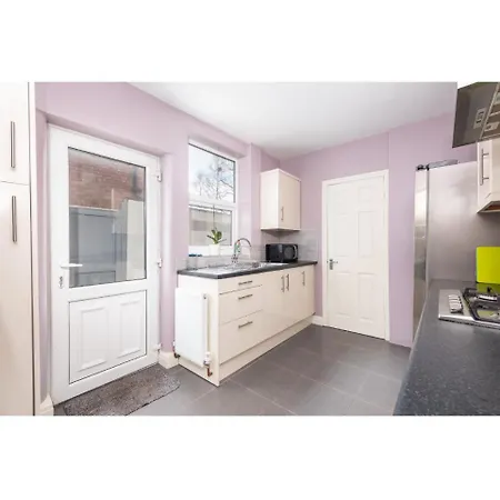Modern Bright & Spacious. Ideal For City Up To 8 *