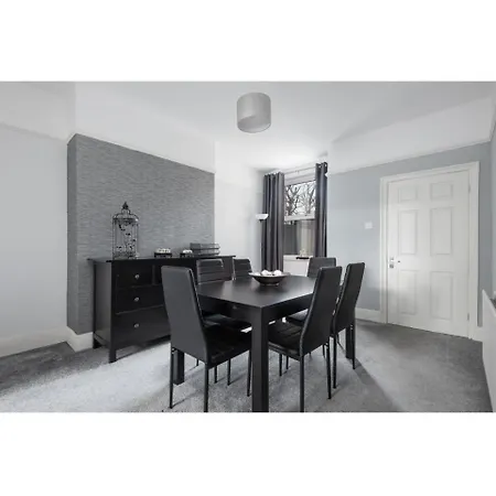 Modern Bright & Spacious. Ideal For City Up To 8 Apartman