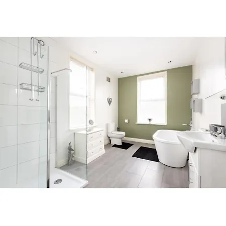 Modern Bright & Spacious. Ideal For City Up To 8 Apartman