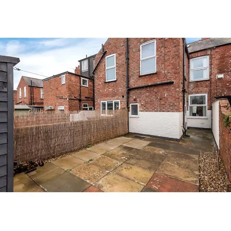 Modern Bright & Spacious. Ideal For City Up To 8 * York